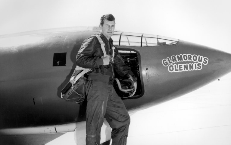 Chuck Yeager neben dem Experimentalflugzeug Bell X-1 #1 Glamorous Glennis