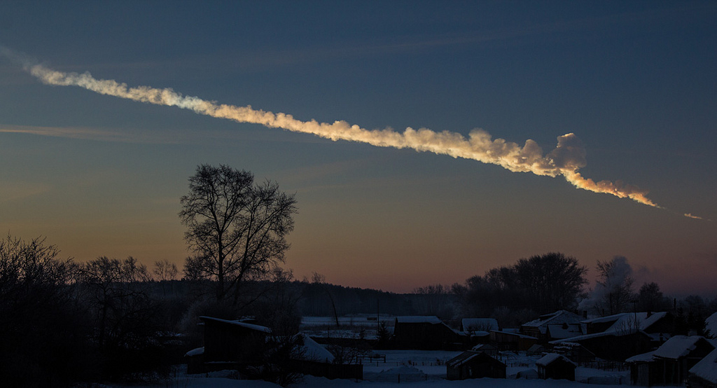 Rauchspur des Meteors von Jekaterinburg  etwa 200 km von Tscheljabinsk entfernt