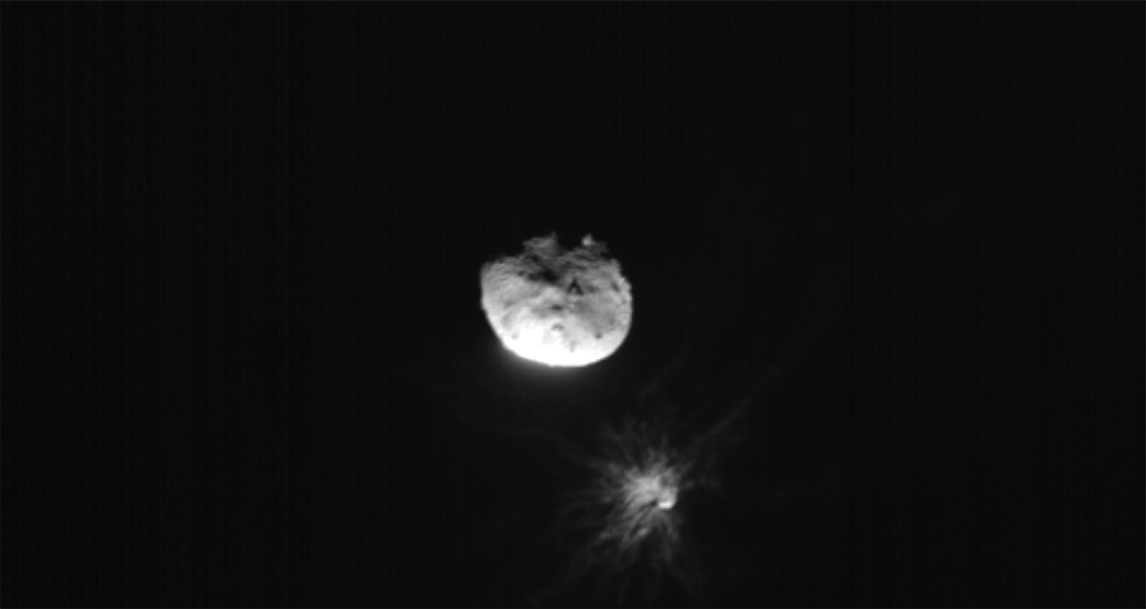 Der ASI-Satellit LICIACube nahm dieses Bild kurz vor seiner größten Annäherung an den Asteroiden Dimorphos auf, nachdem die DART-Mission (Double Asteroid Redirect Test) am 26. September 2022 zielgerichtet auf den Asteroiden aufgeschlagen war. Didymos, Dimorphos und die Wolke, die nach dem DART-Einschlag von Dimorphos ausgeht, sind deutlich zu erkennen.